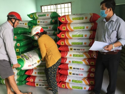 TRUNG TÂM DỊCH VỤ KỸ THUẬT NÔNG NGHIỆP CHUYỂN GIAO LÚA GIỐNG, VẬT TƯ CHO NÔNG DÂN XÂY DỰNG MÔ HÌNH SẢN XUẤT LÚA ỨNG PHÓ VỚI BIẾN ĐỔI KHÍ HẬU